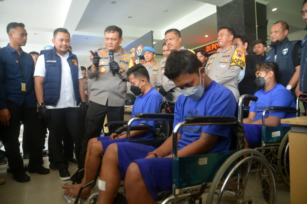 Polisi Bekuk Komplotan...
