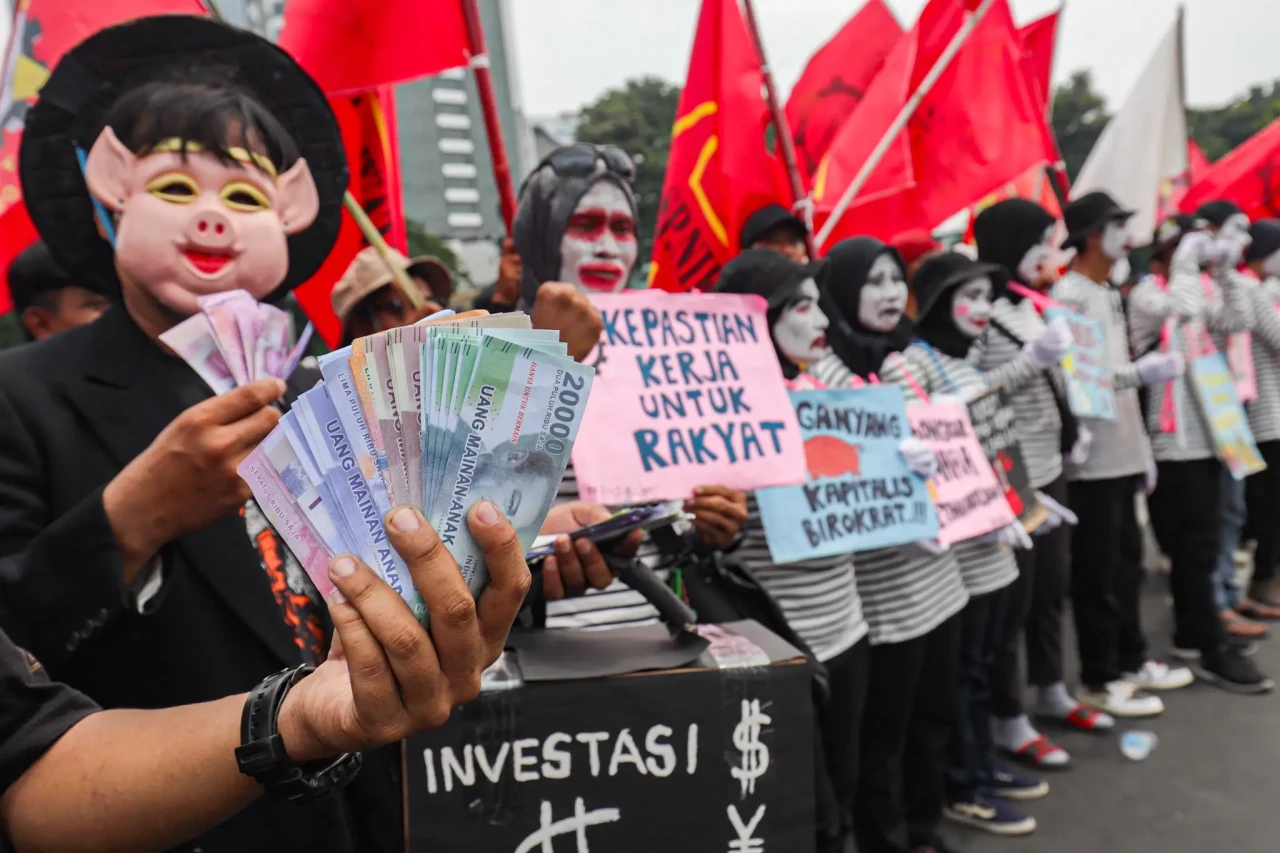 Ribuan Buruh Ramaikan...