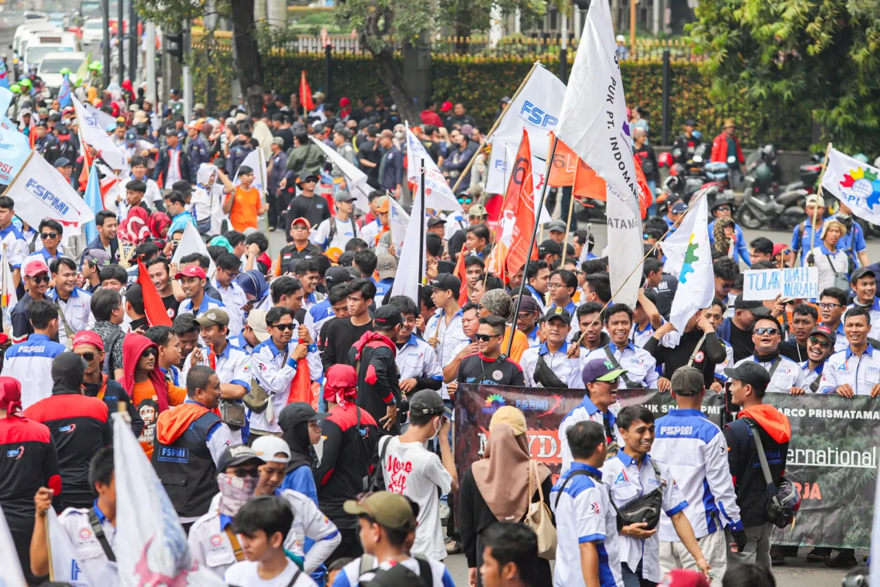 Ribuan Buruh Ramaikan...