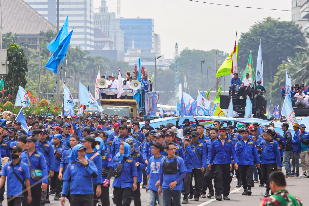 Ribuan Buruh Ramaikan...