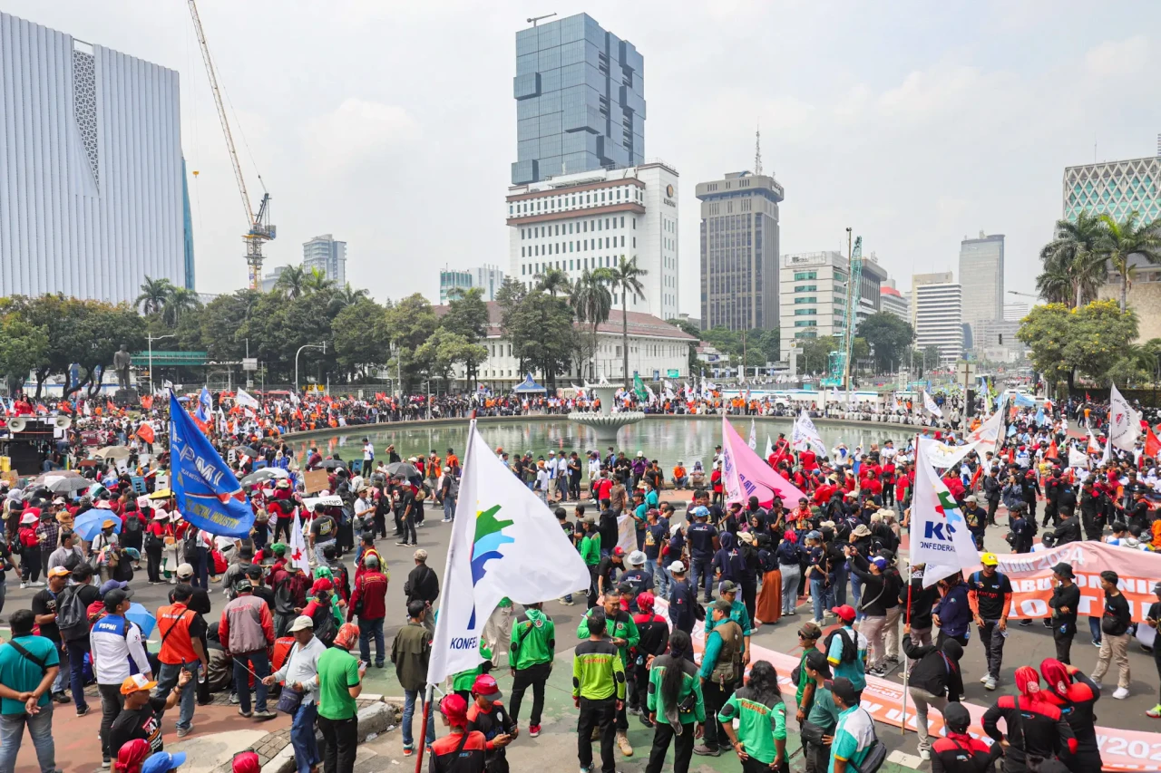 Ribuan Buruh Ramaikan...