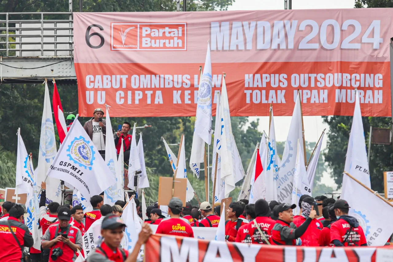 Ribuan Buruh Ramaikan...