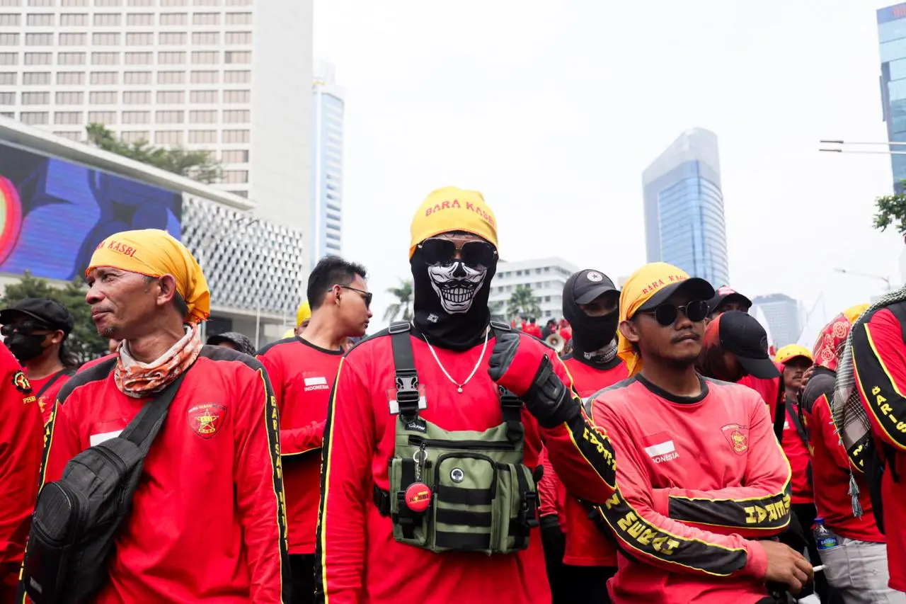 Buruh Kepung Bundaran...