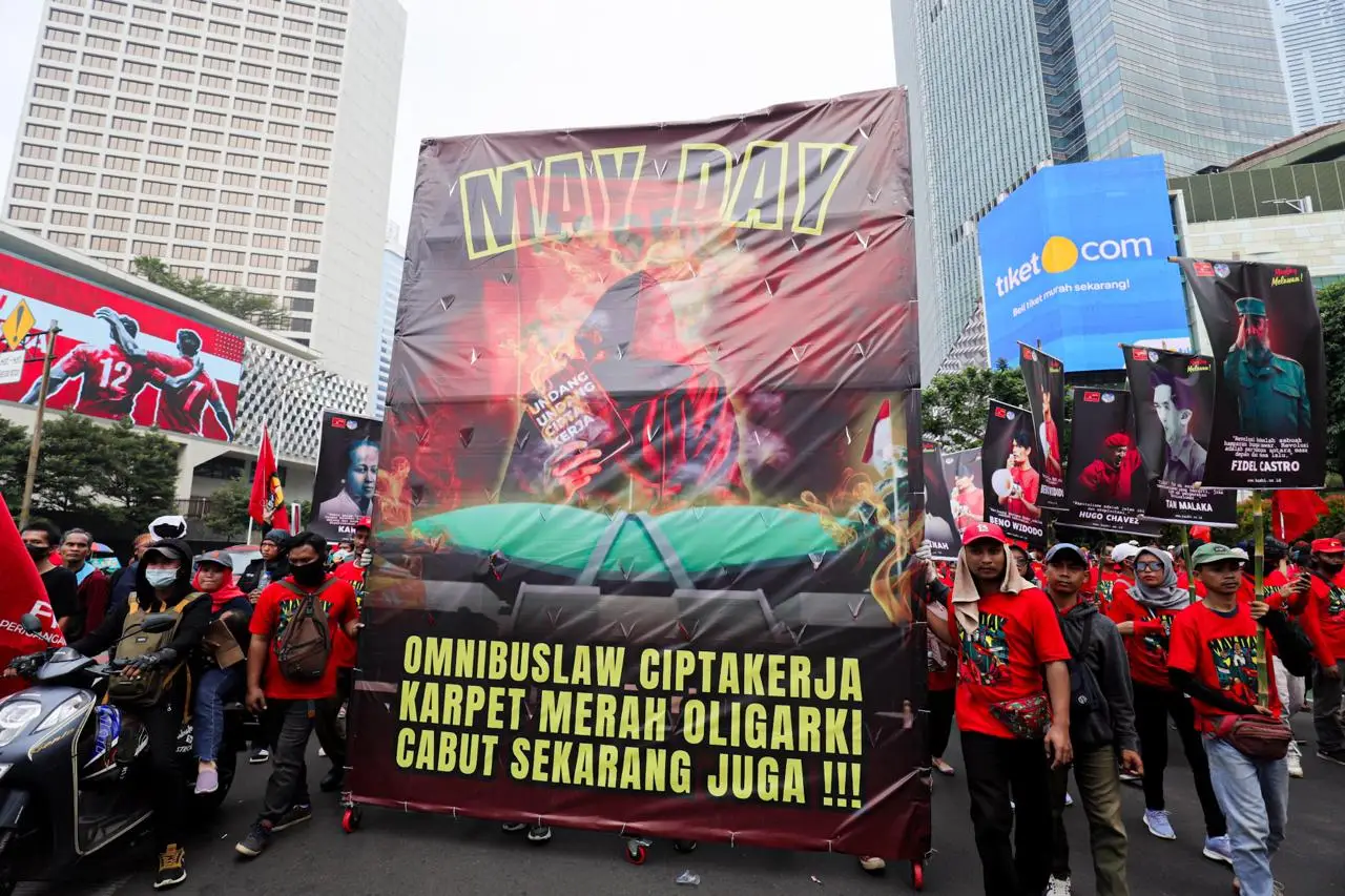 Buruh Kepung Bundaran...