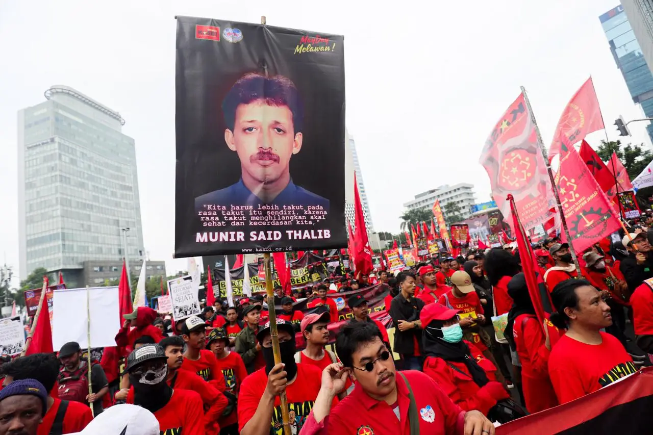 Buruh Kepung Bundaran...