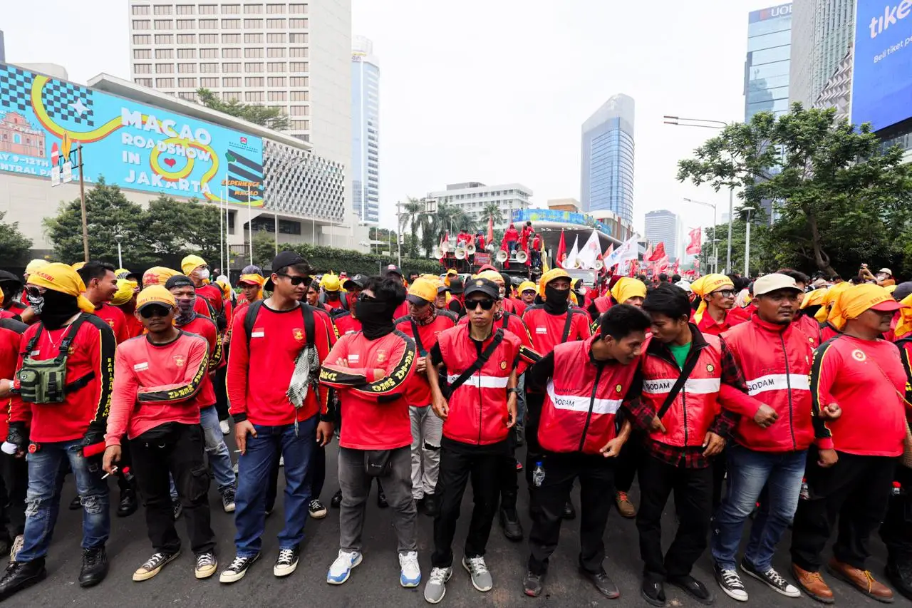 Buruh Kepung Bundaran...