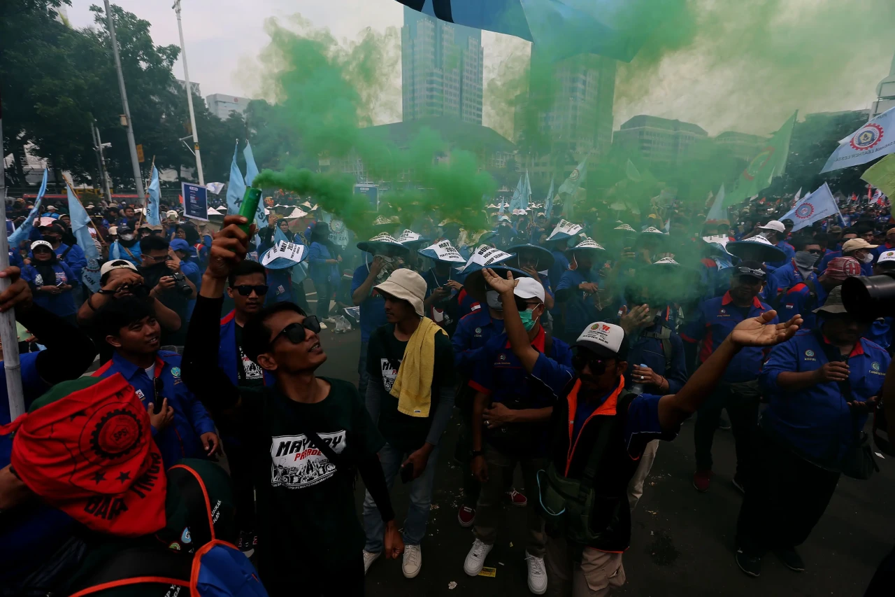 Aksi Menyalakan Flare...