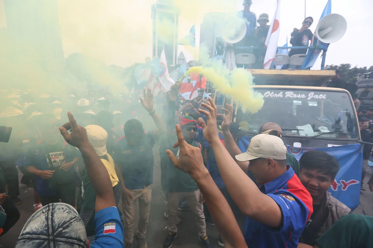 Aksi Menyalakan Flare...