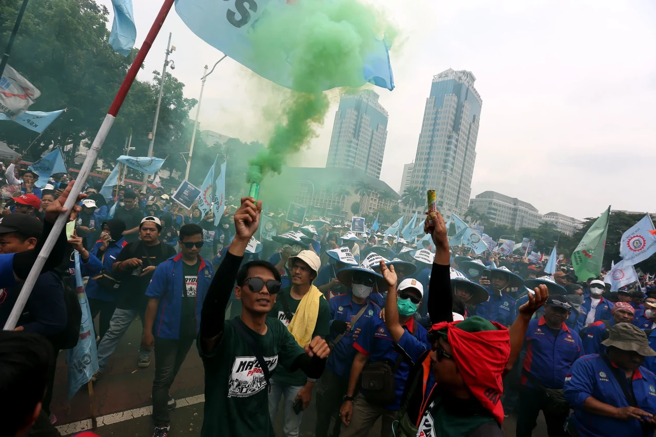 Aksi Menyalakan Flare...