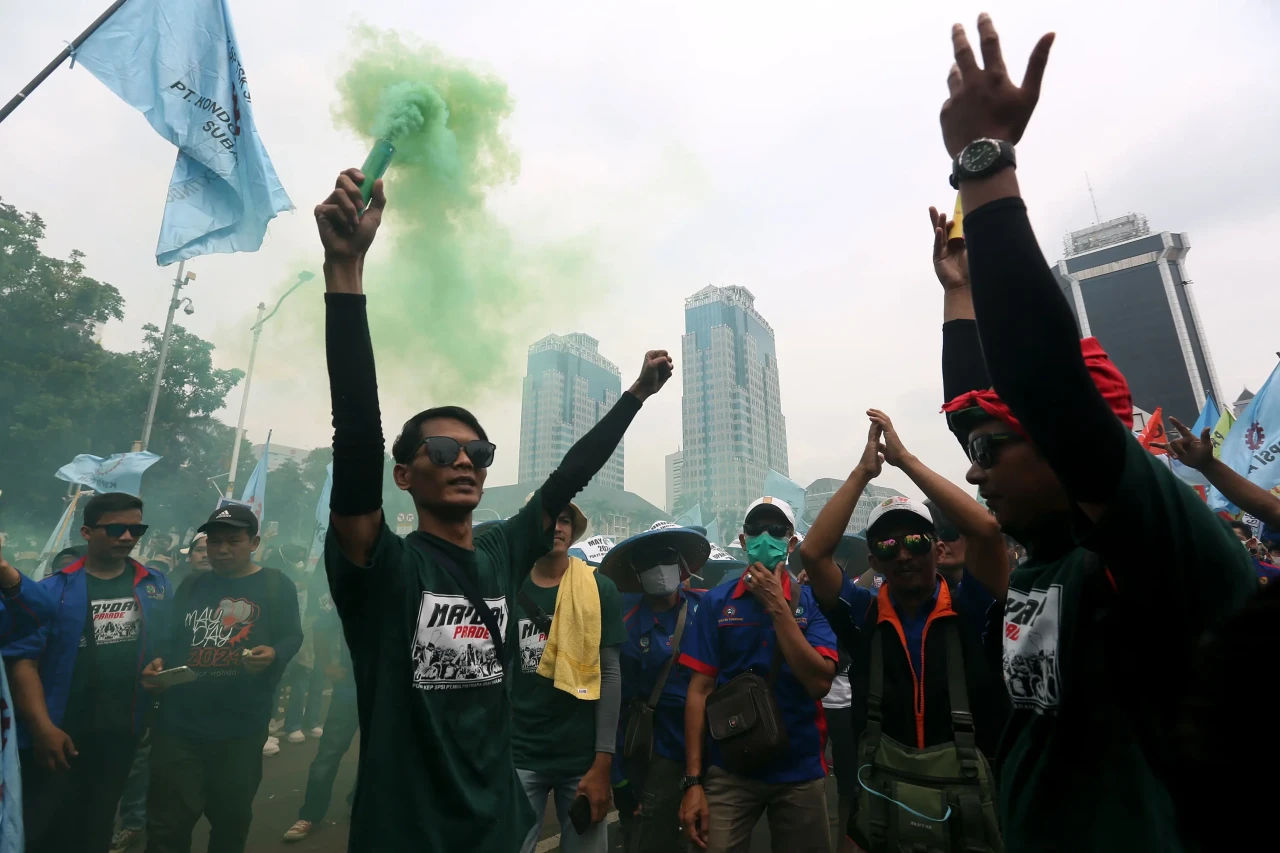 Aksi Menyalakan Flare...