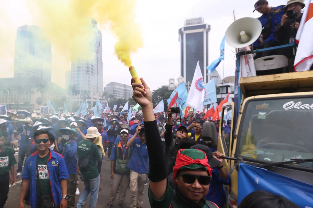 Aksi Menyalakan Flare...