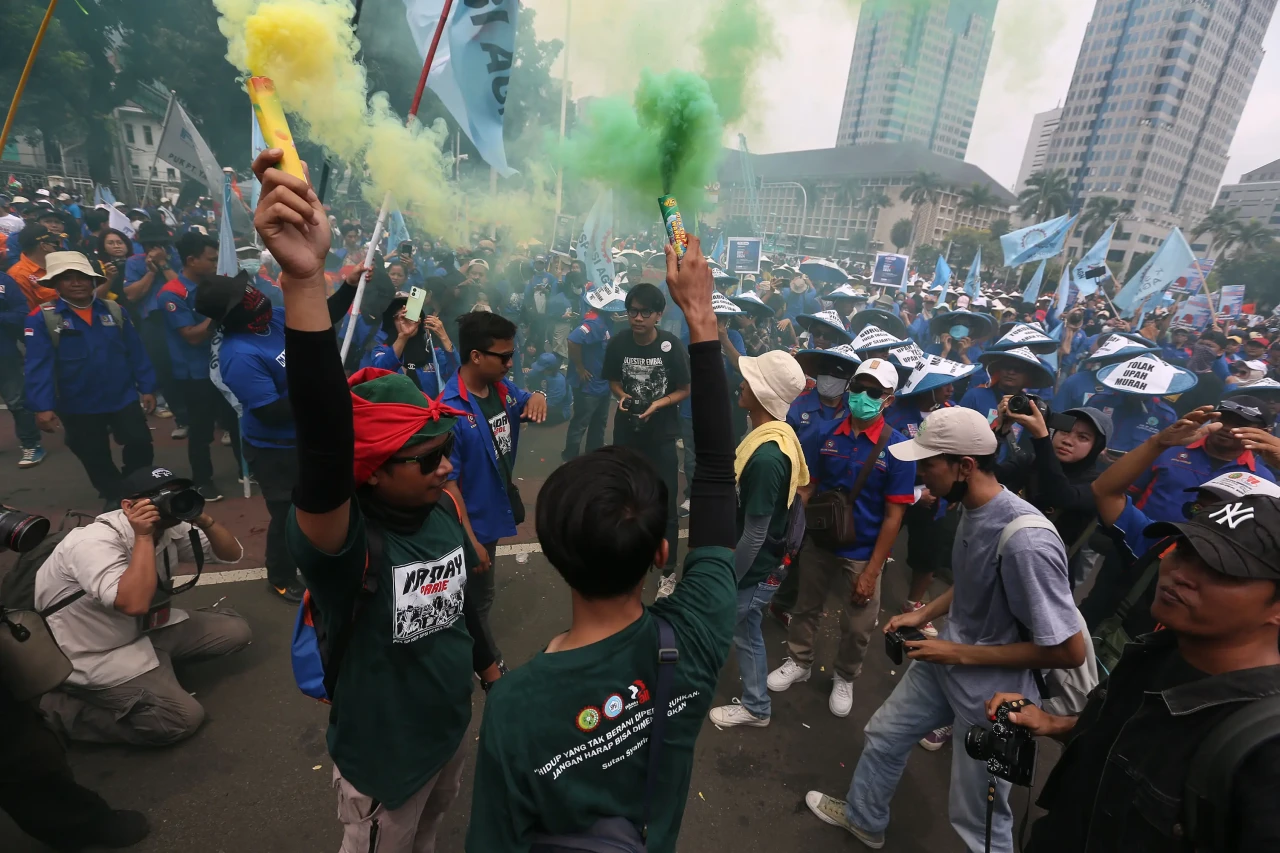 Aksi Menyalakan Flare...