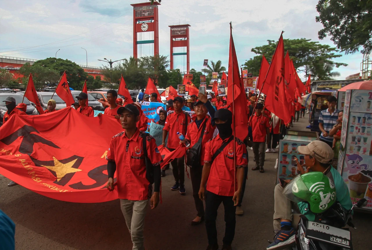 Potret Aksi Buruh Peringati...