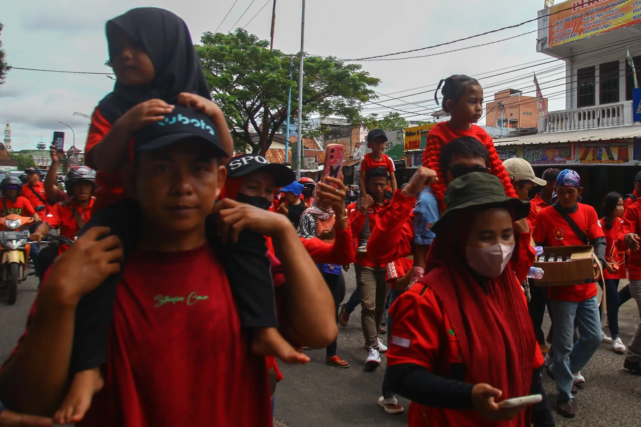 Potret Aksi Buruh Peringati...