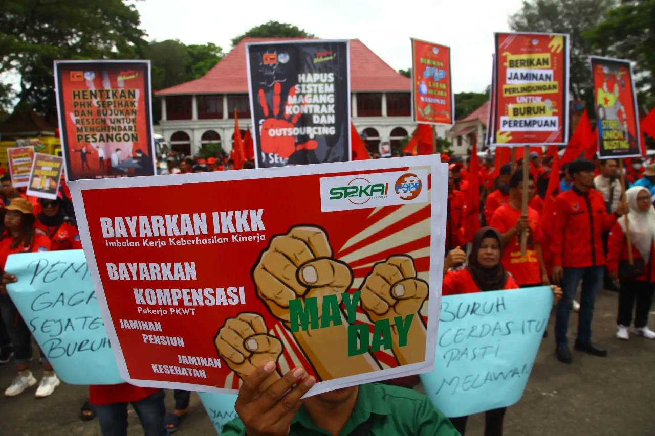 Potret Aksi Buruh Peringati...