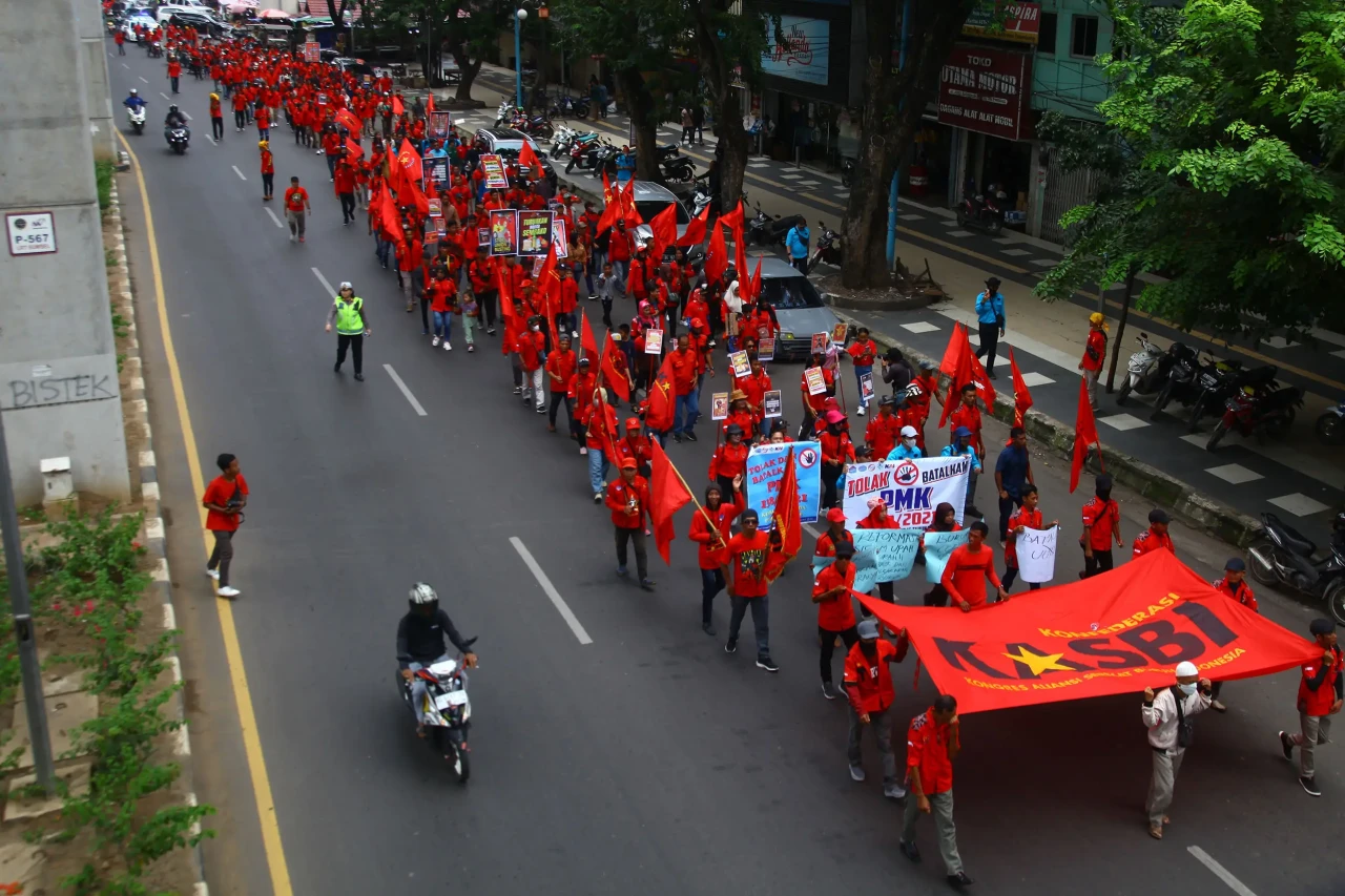 Potret Aksi Buruh Peringati...