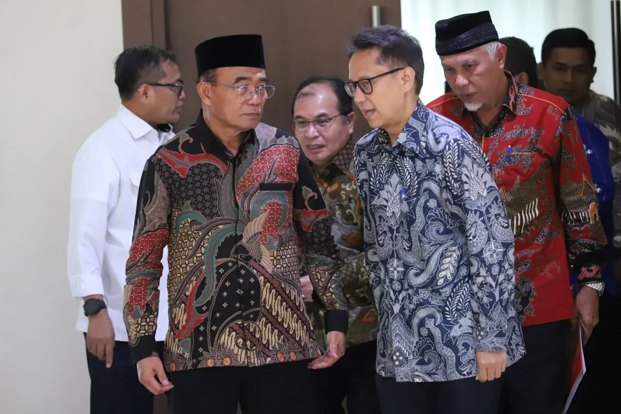 Muhadjir Effendy Pimpin...