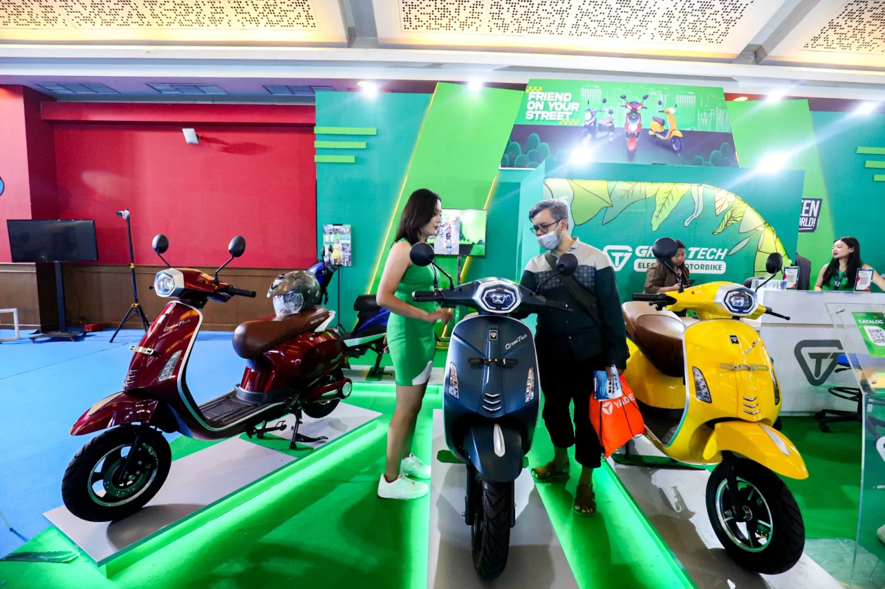 Melihat Pameran Kendaraan...