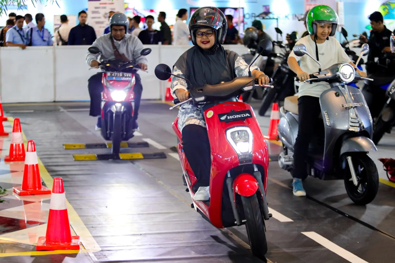 Melihat Pameran Kendaraan...