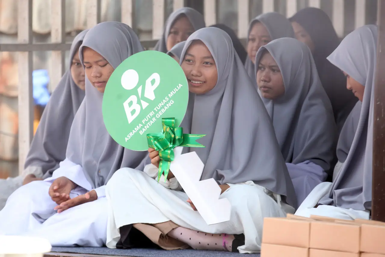 Melihat Asrama Putri...