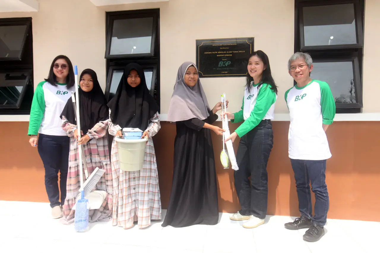 Melihat Asrama Putri...