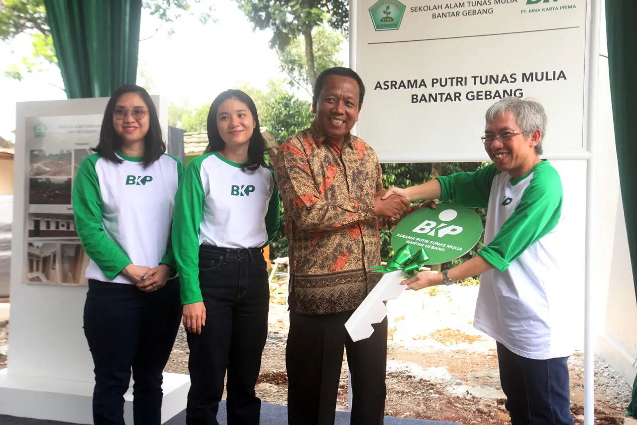 Melihat Asrama Putri...