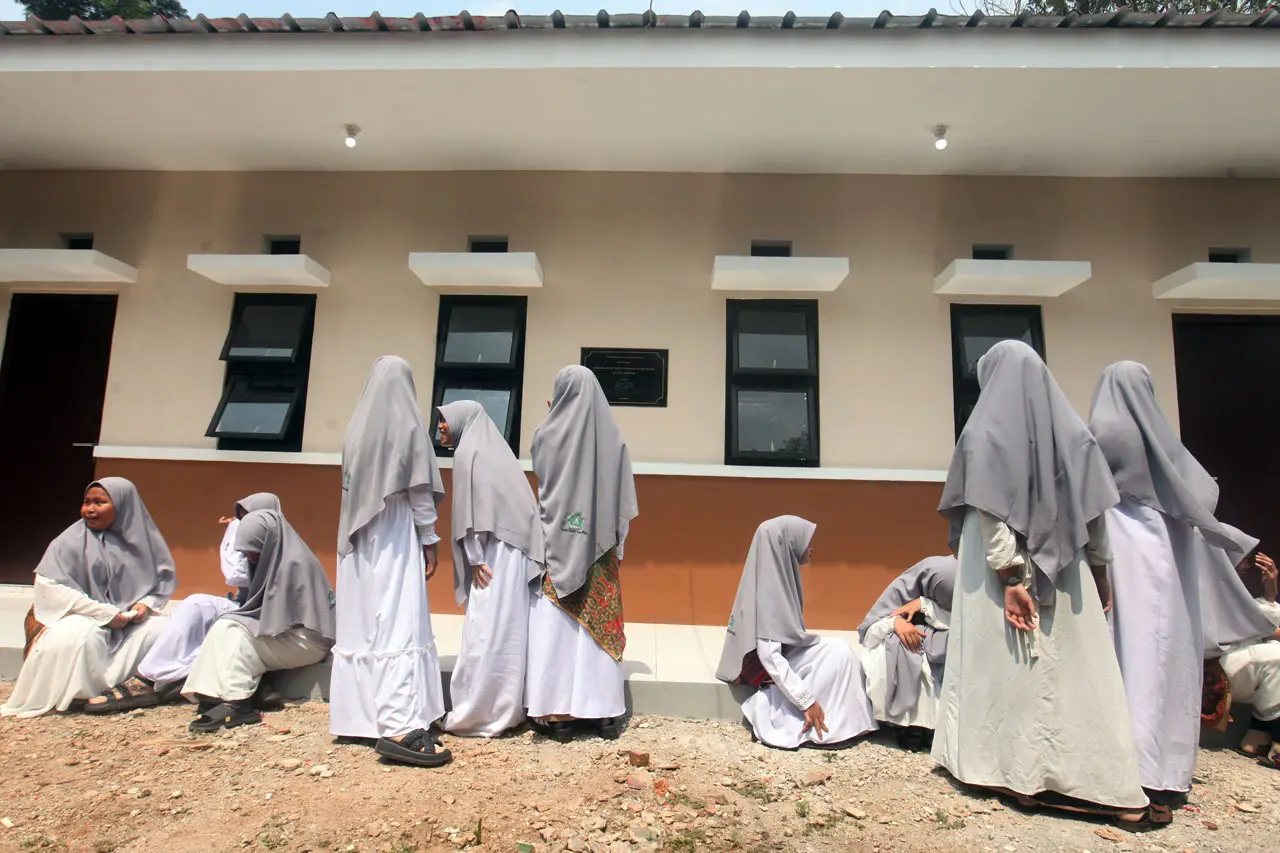 Melihat Asrama Putri...