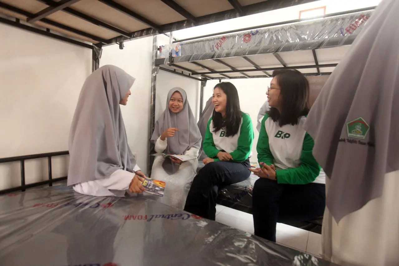 Melihat Asrama Putri...