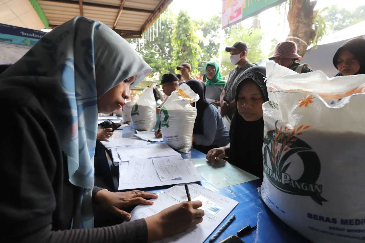 Penyaluran Bantuan Pangan...