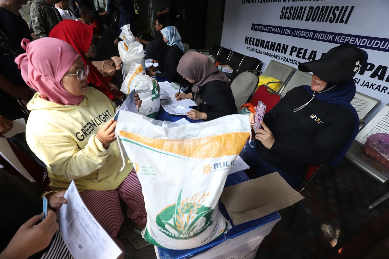Penyaluran Bantuan Pangan...