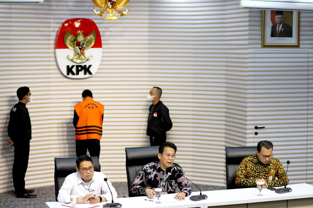 KPK Tahan Bupati Sidoarjo...