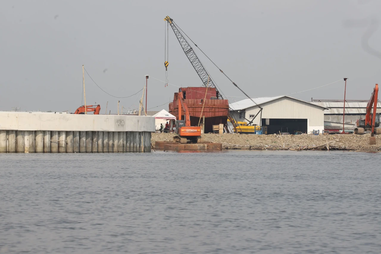 Pembuatan Tanggul Laut...