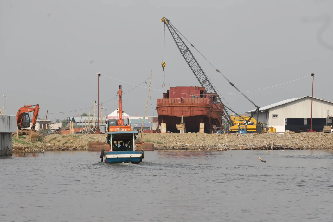 Pembuatan Tanggul Laut...
