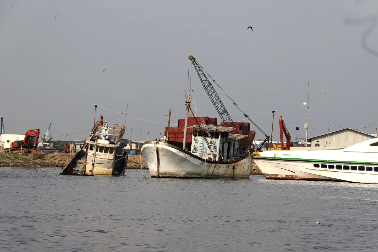 Pembuatan Tanggul Laut...
