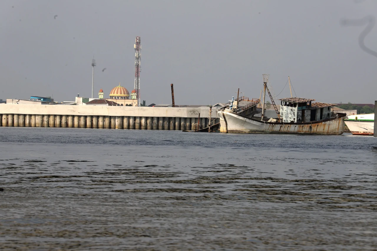 Pembuatan Tanggul Laut...