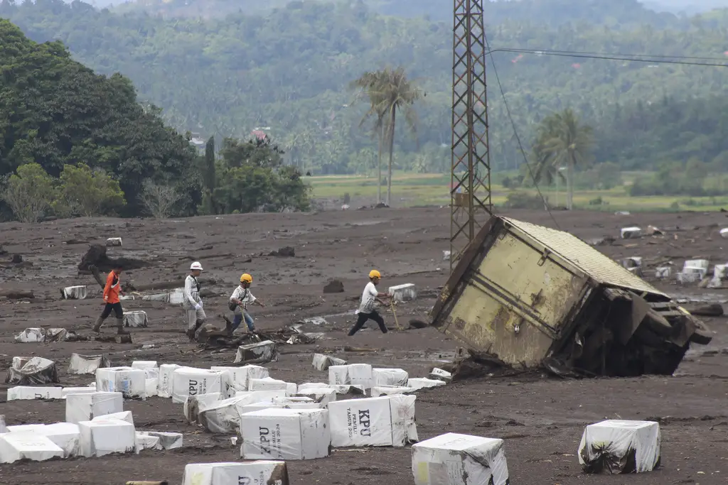 Luluh Lantak Tanah Datar...