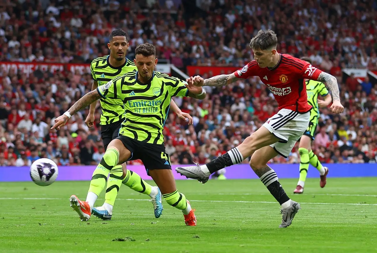 Arsenal Pecundangi Manchester...
