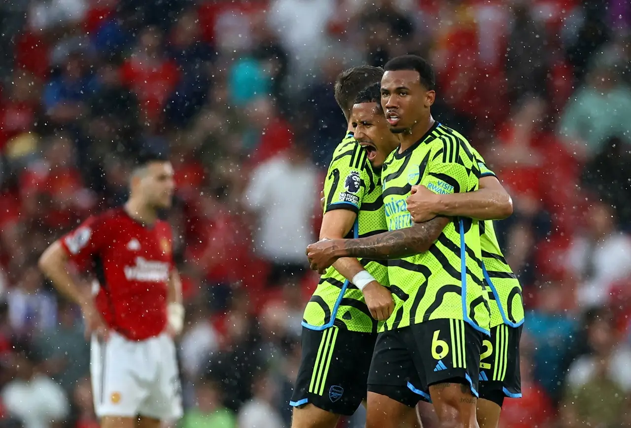 Arsenal Pecundangi Manchester...
