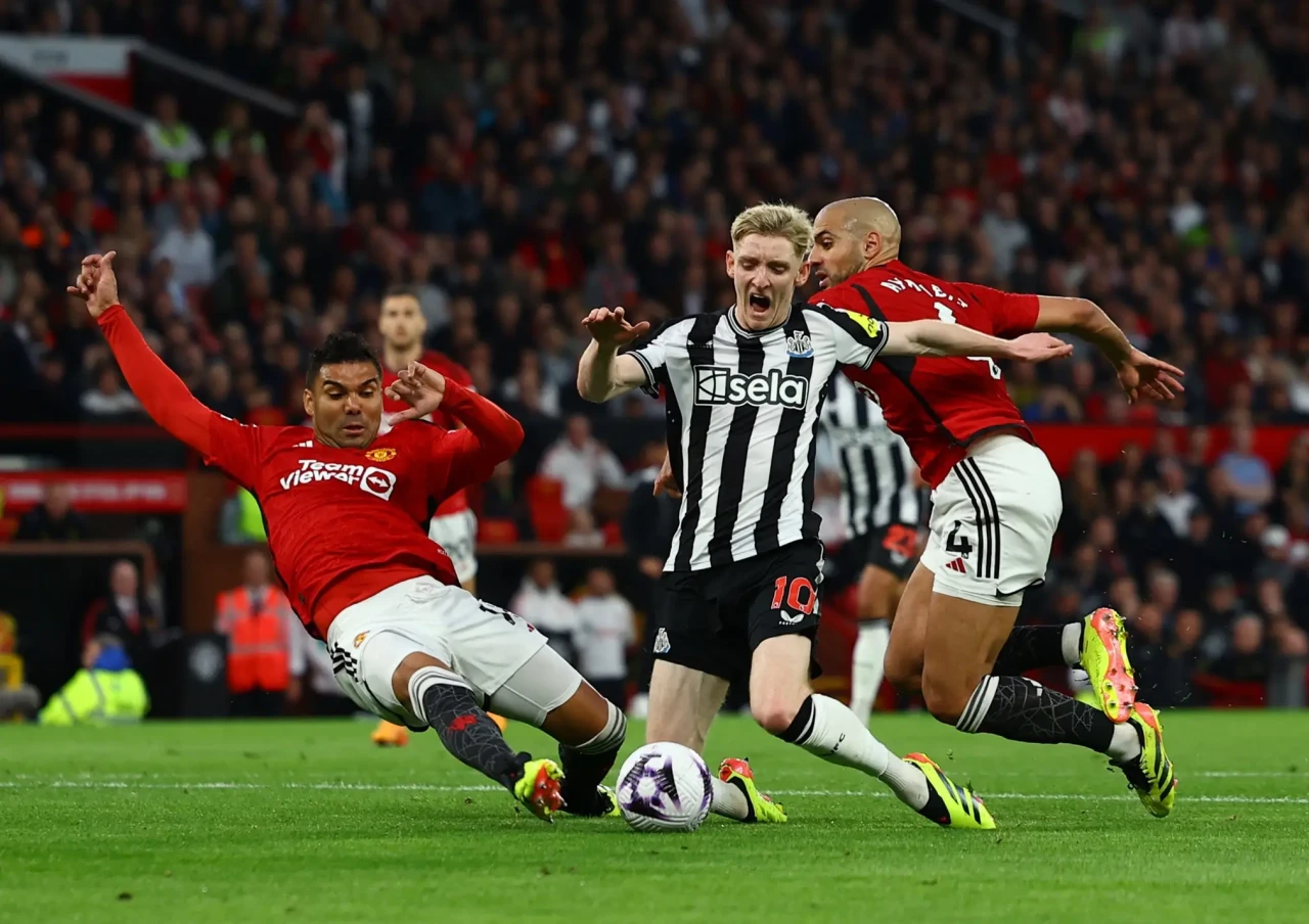 Manchester United Bungkam...