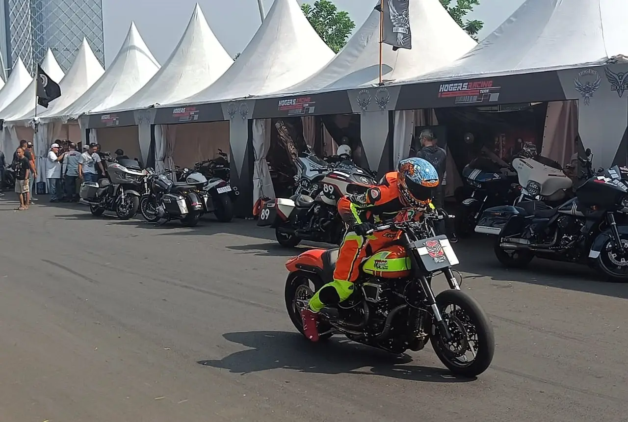 Aksi Balapan Motor Harley...