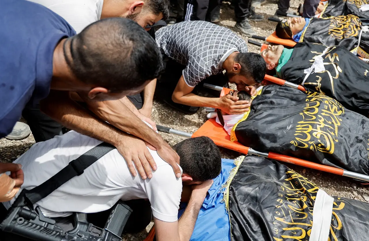 10 Warga Palestina Tewas...