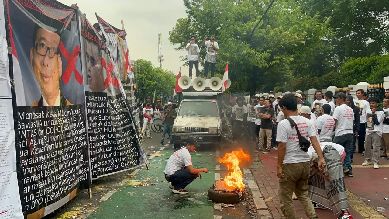 Ratusan Karyawan Polo...