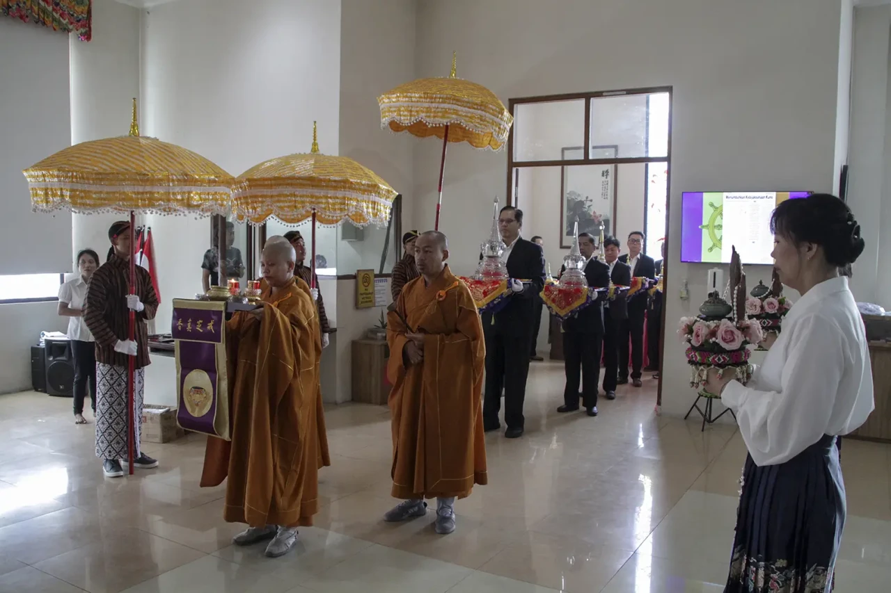 Ratusan Umat Buddha...
