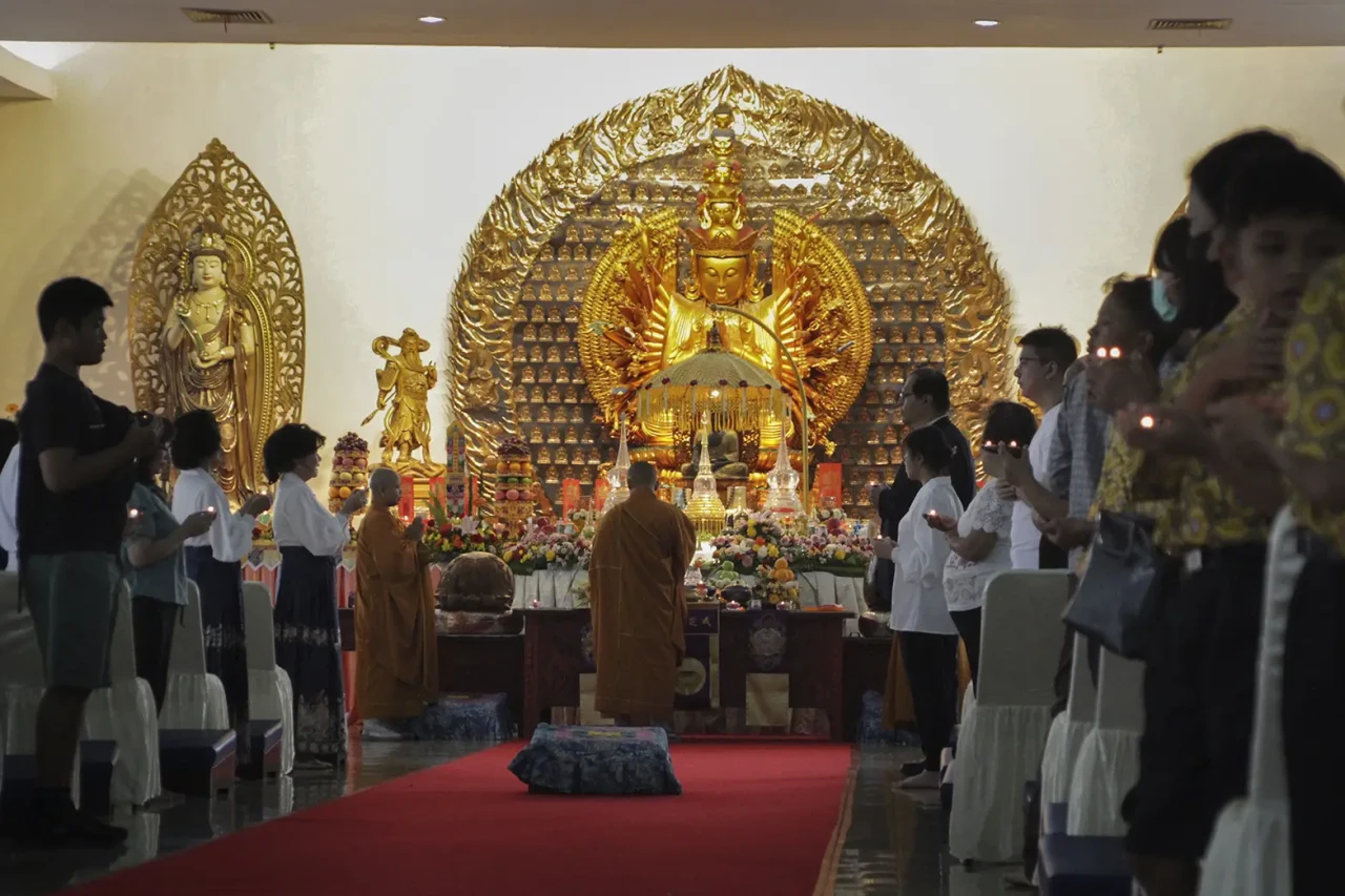 Ratusan Umat Buddha...