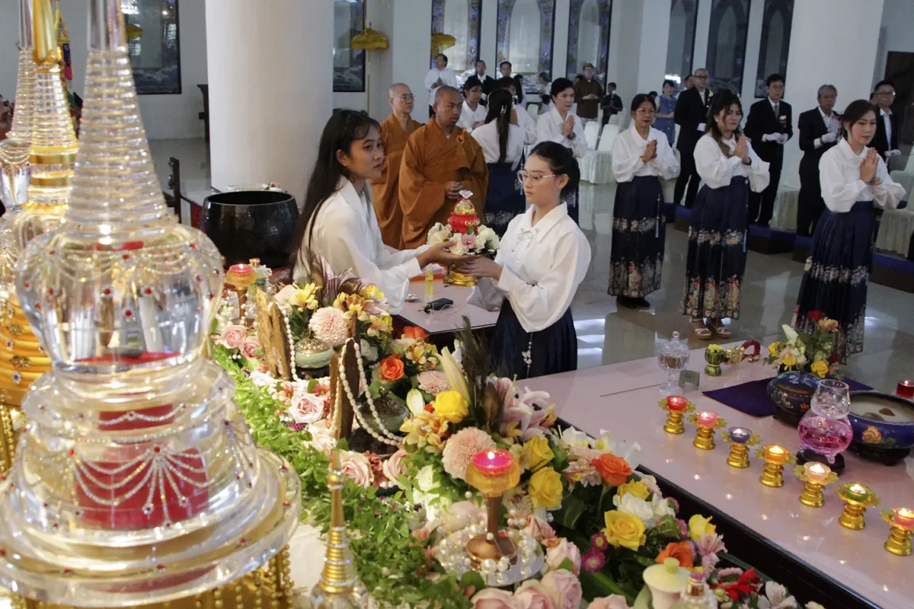Ratusan Umat Buddha...