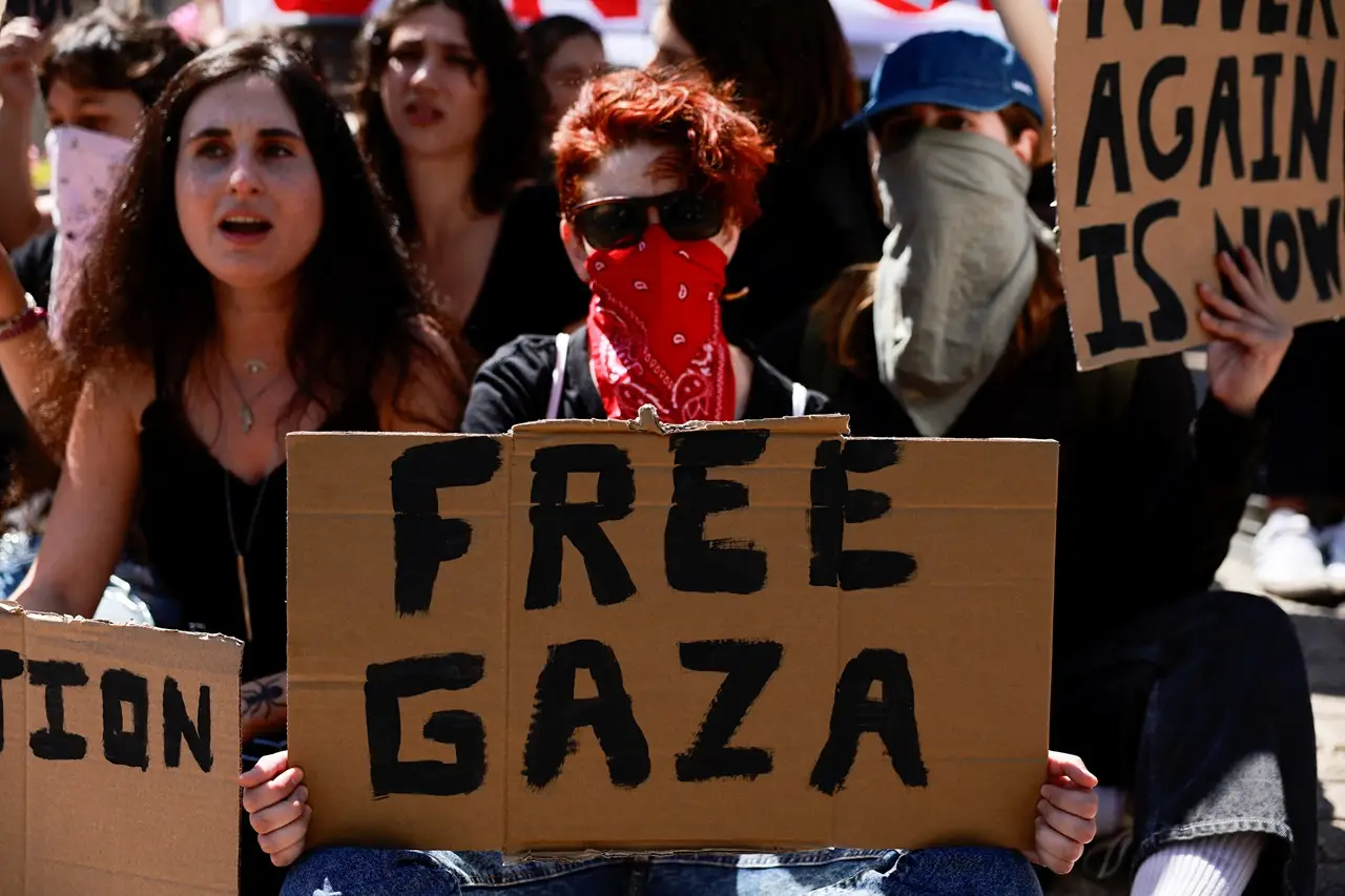 Gelar Aksi Dukung Palestina,...