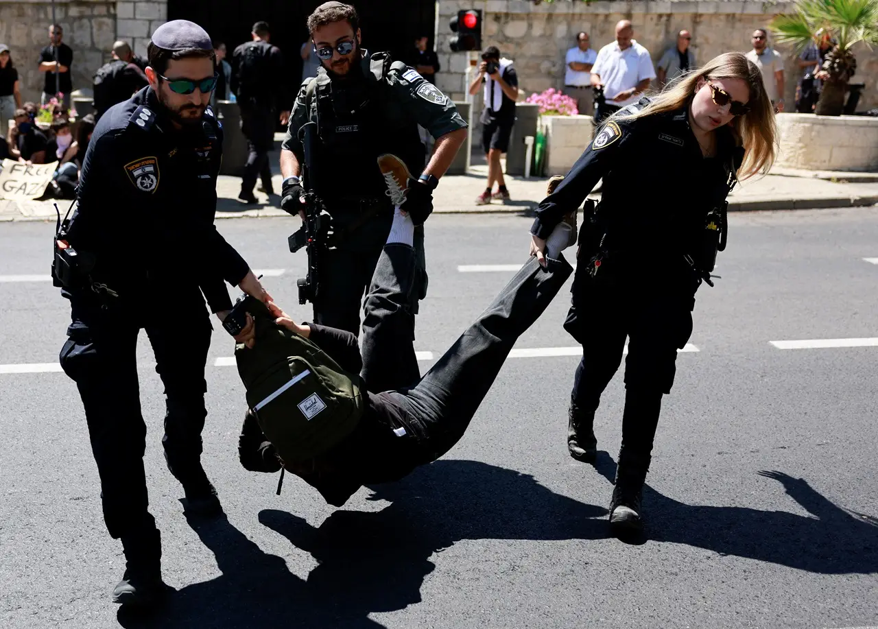 Gelar Aksi Dukung Palestina,...