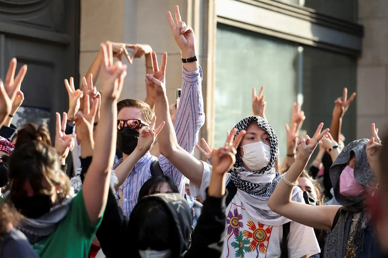 Demonstran Pro-Palestina...