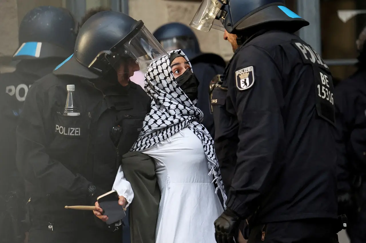 Demonstran Pro-Palestina...
