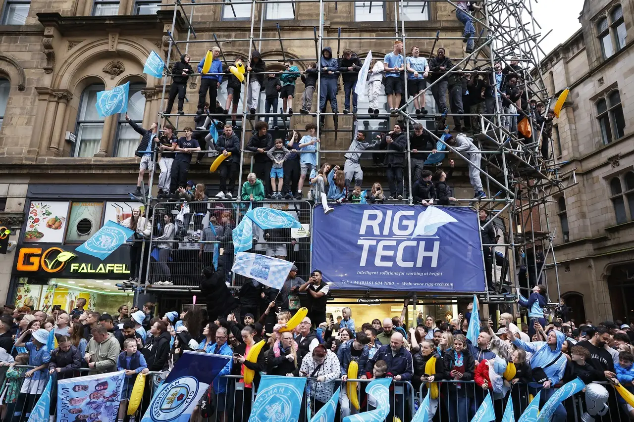 Parade Biru Manchester...